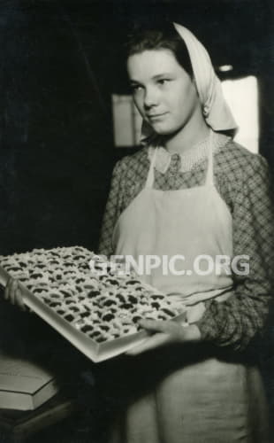 Továreň Stollwerck (neskôr Figaro, n.p.) - balenie čokoládových cukríkov.