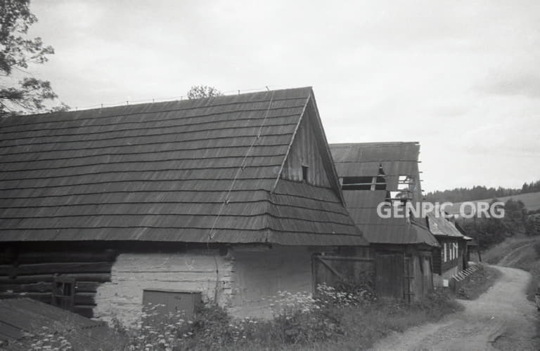 Traditional farm buildings in Srnacie.