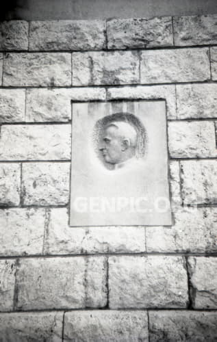 Julián Benedikovič - Pamätná tabuľa na budove Rímskokatolíckeho farského kostola svätej Margity.