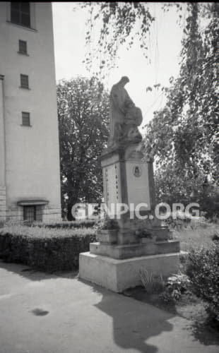 Pomník padlým v 1. a 2. svetovej vojne pri budove Rímskokatolíckeho farského kostola svätej Margity.