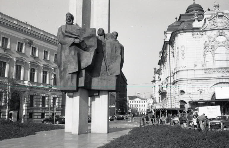 Súsošie štúrovcov s čelnou sochou Ľudovíta Štúra - v pozadí Reduta.