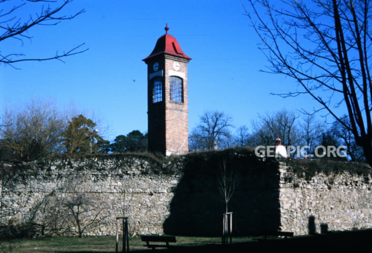 Mestské opevnenie s vežou požiarnej zbrojnice (Mestské hradby).