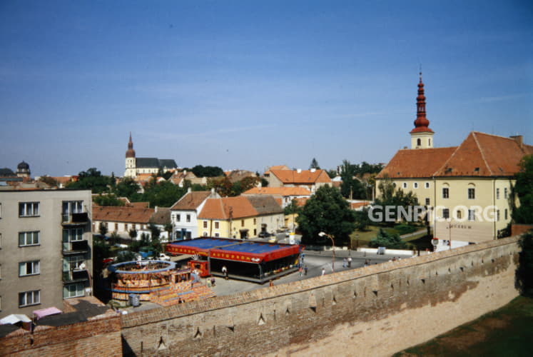 Mestské opevnenie (hradby) a Západoslovenské múzeum.