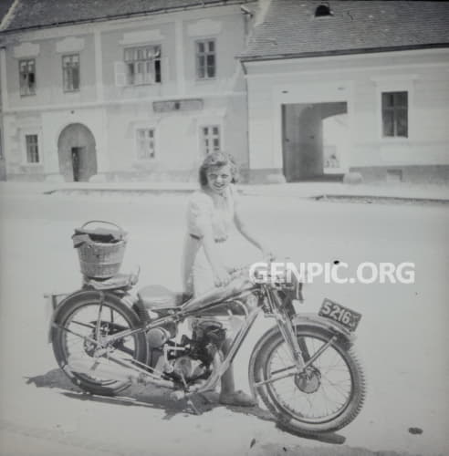 Mladá žena s motocyklom.