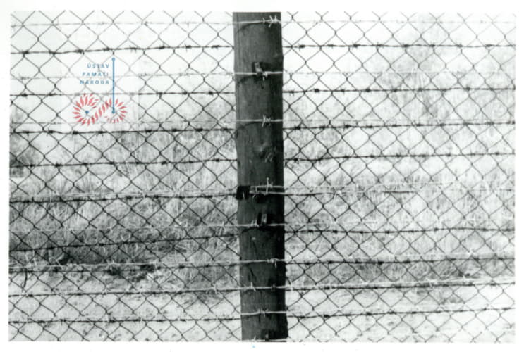 Dokumentácia stôp z pokusu o nelegálne prekročenie štátnej hranice medzi Československou socialistickou republikou a Rakúskom. 
Pôvodný popis fotografie: Detailný záber na odtrhnutý vodič na signálnej stene.