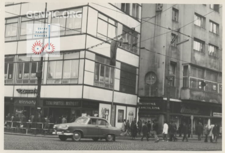 Documentation of a criminal investigation. 
Original photo description: Photo of a Soviet flag hung on a flagpole at the corner of Sturova and Dunajska Streets near the State Bank in Bratislava.