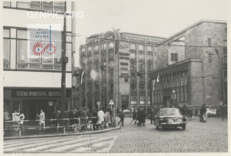 Documentation of a criminal investigation.
Original photo description: Photograph of the railing at the State Bank on which the accused Ivan Vadovič stood while trying to pull down the Soviet flag from the flagpole.