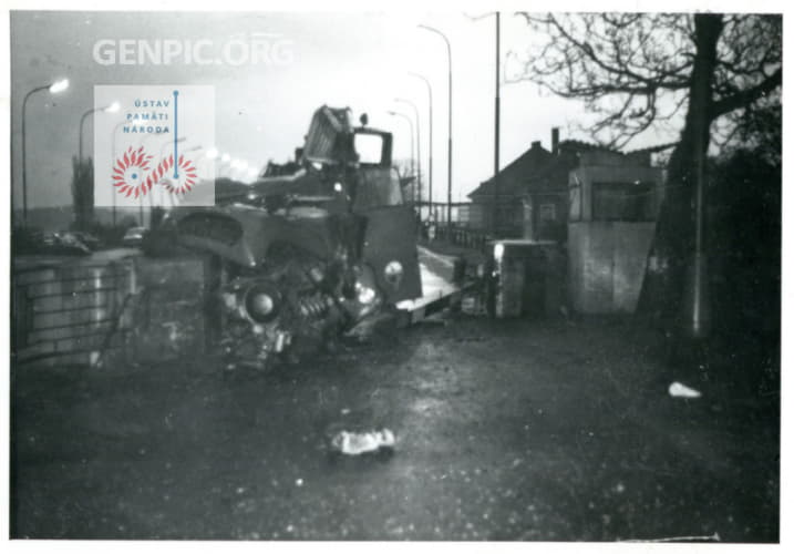 Traces of an illegal attempt to cross the border between the Czechoslovak Socialist Republic and Austria. Border crossing Petrzalka - Berg.
Original photo description: Image of the crashed vehicle at the border barrier at night.
