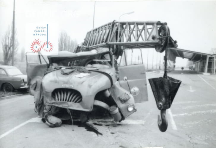 Traces of an illegal attempt to cross the border between the Czechoslovak Socialist Republic and Austria. Border crossing Petrzalka - Berg.
Original photo description: Image of the crashed vehicle at the border barrier during the day.
