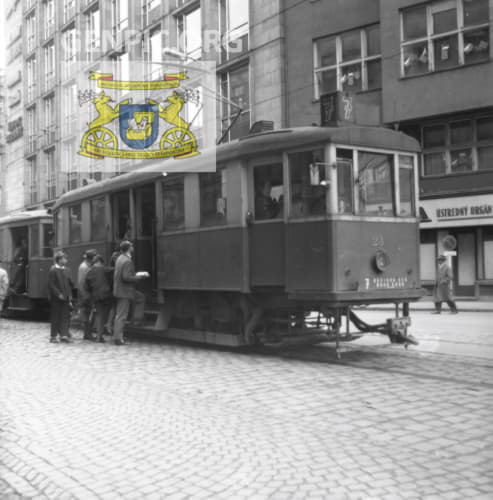 Public transport – Tram No. 7.