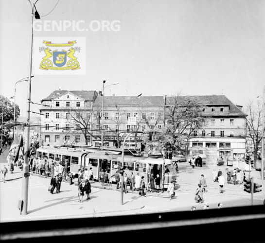 Tram stop. In the background a shop selling kitchen utensils and hardware (Pallehner).