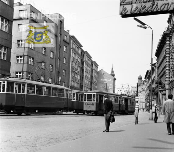 Električky pred budovou Štátnej bezpečnosti (ŠTB – U dvoch levov).