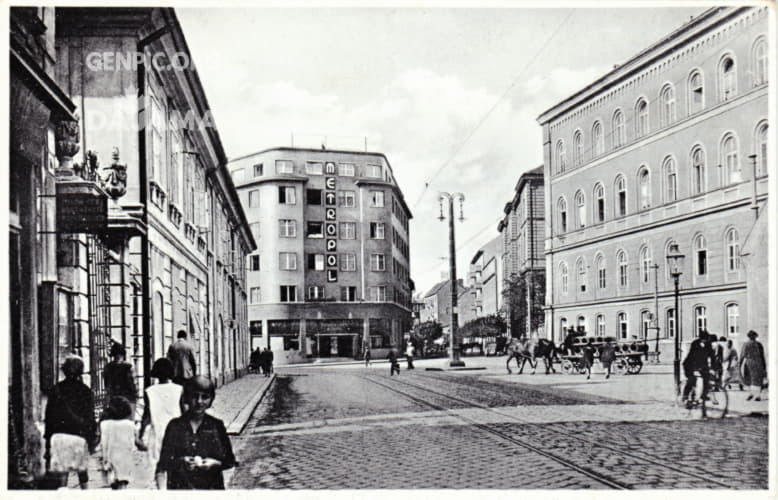 Pouličný ruch. V pozadí Kino Metropol.