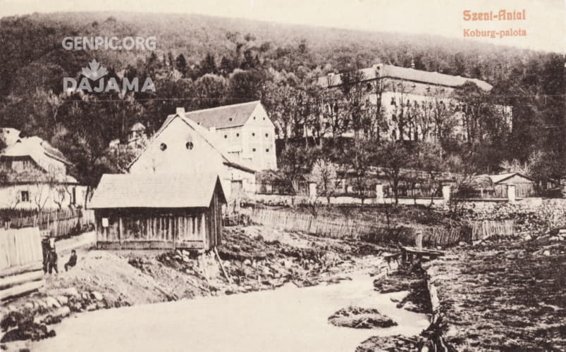 Centrum obce. V pozadí Kaštieľ Svätý Anton (Múzeum vo Svätom Antone).