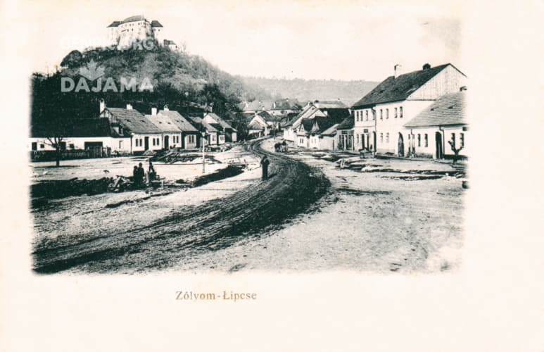 Stred obce. V pozadí Ľupčiansky hrad.