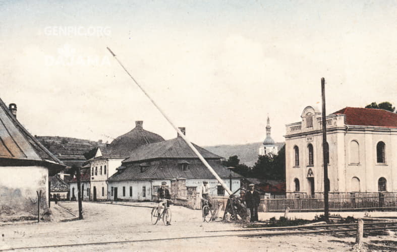 Centrum mesta. Križovatka ulíc Rudolfa Jašíka a Nádražná. Synagóga.