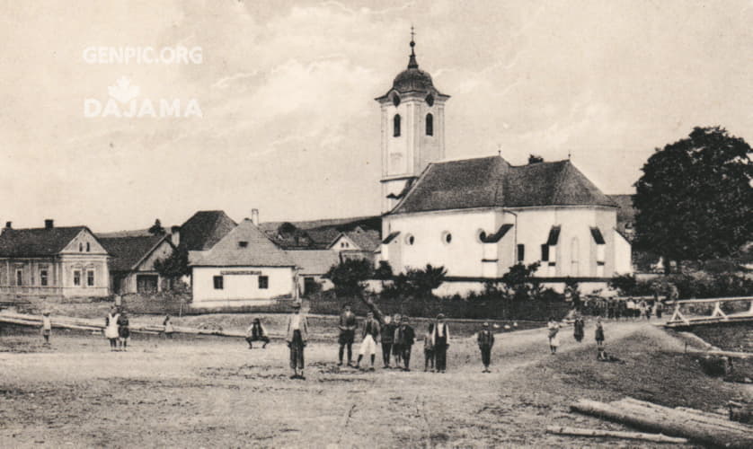 Centrum obce. Rímskokatolícky kostol Všetkých svätých a škola.