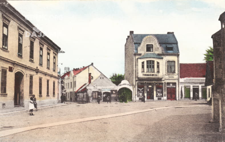 Centrum mesta. Námestie Ármina Vámberyho.