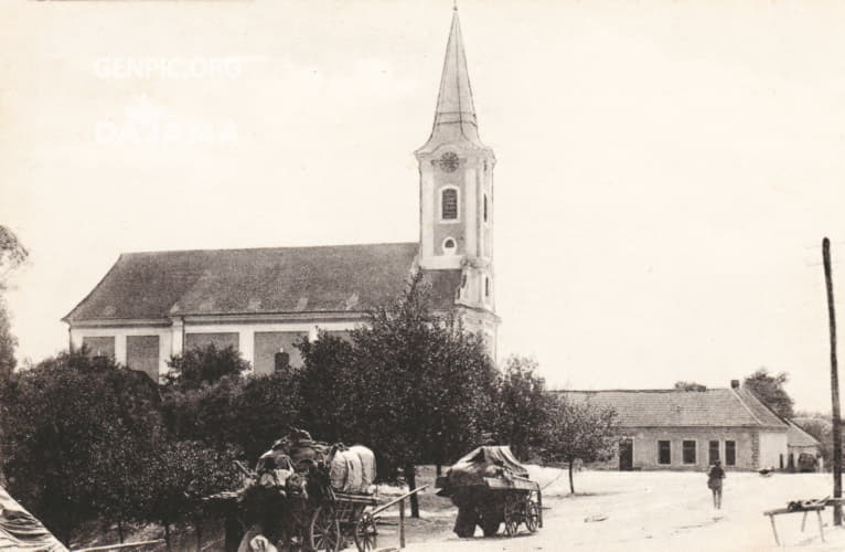 Centrum obce. Rímskokatolícky farský kostol nanebovstúpenia Pána.