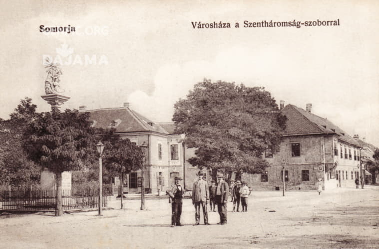 Korunovačný obelisk Panny Márie a radnica.