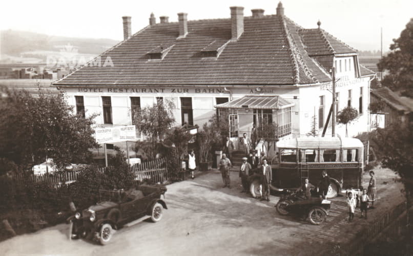 Reštaurácia a hotel pri železničnej stanici.