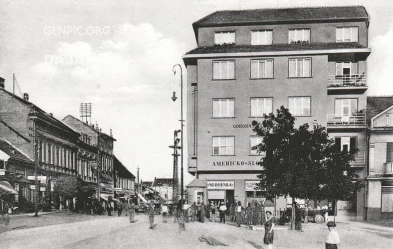 Centrum mesta. Námestie M. R. Štefánika a Pribinova ulica.