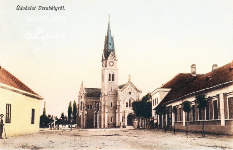 Centrum mesta. Hlavná ulica a Rímskokatolícky kostol Preblahoslavenej Panny Márie.