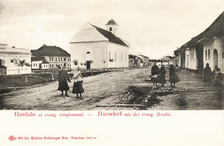 Centrum obce. Evanjelický kostol augsburského vyznania.