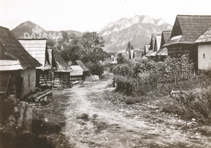 Centrum obce. V pozadí vrch Tri Koruny (Pieniny).