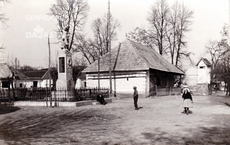 Village center. Memorial to the victims of World War I.