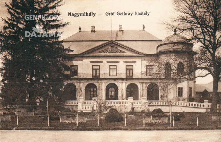 Baroque-classical manor house of the Sztaray family.