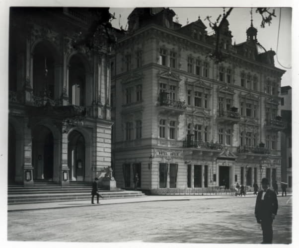 Karlovarské městské divadlo a Hotel Anger.