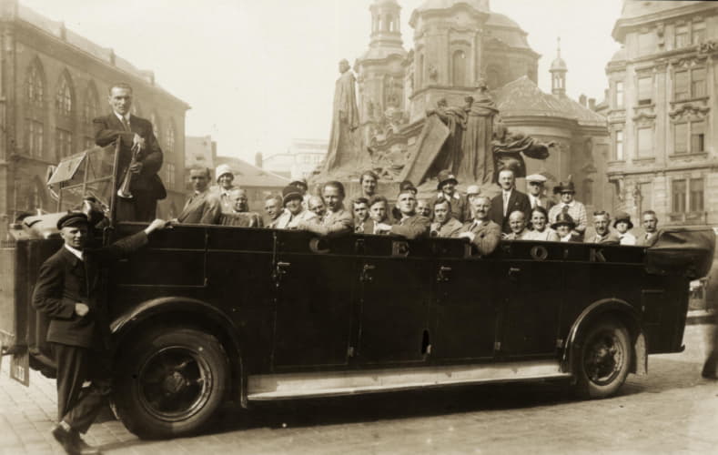 Turistický vyhliadkový autobus. Staroměstské náměstí.