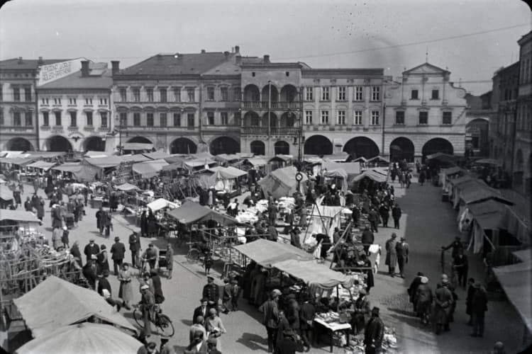 Pouličný ruch. Masarykovo náměstí.