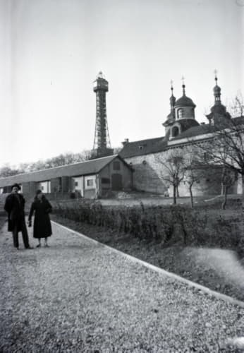Petřínská rozhledna a Kostel svatého Vavřince.