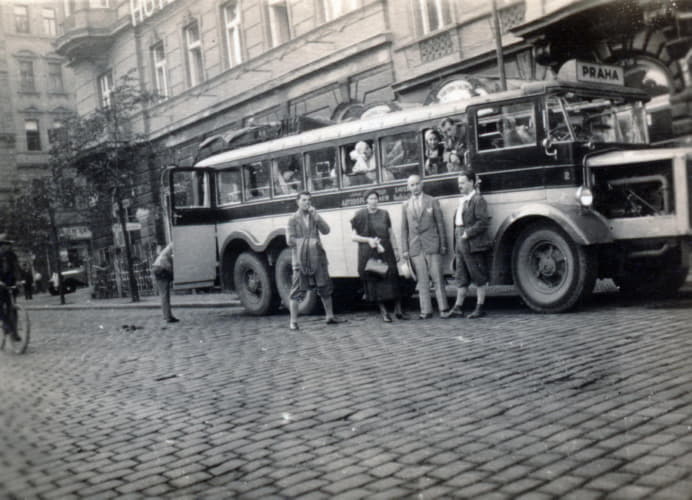 Turistický autobus pred Hotelom Kriváň.