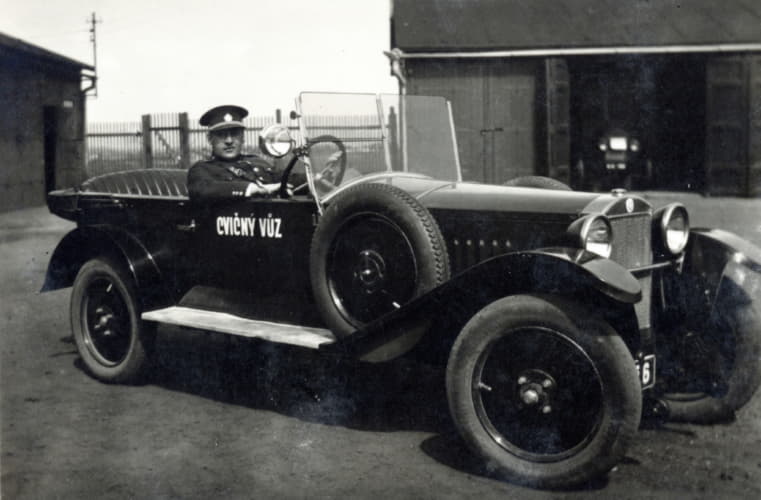 Dôstojník Československej armády v automobile.