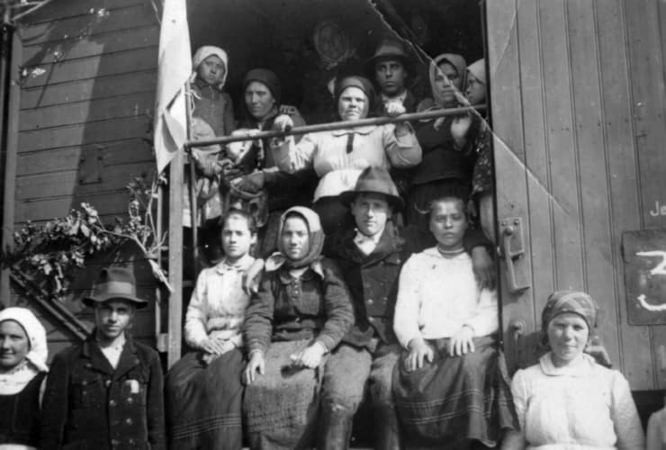 Displaced Hungarians on their way from Czechoslovakia.