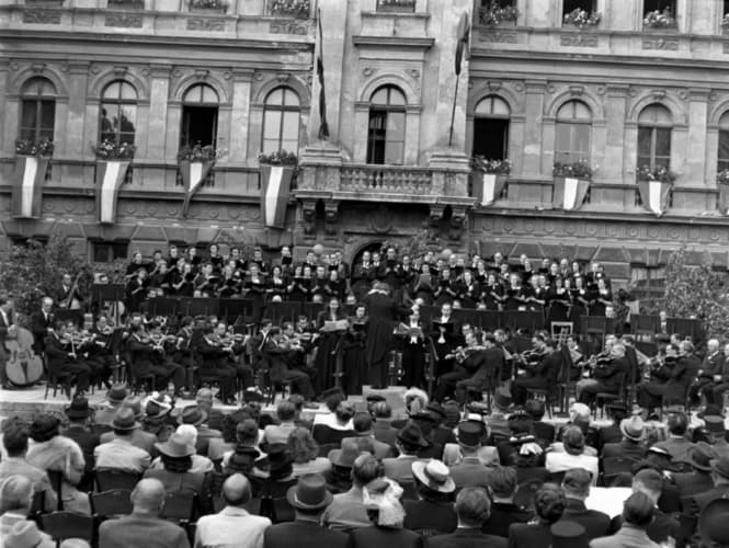 Concert in front of the Old Town Hall.