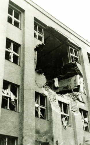 Budova poškodená bombardovaní 26. júna 1941.