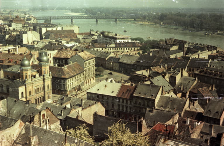 Panorám mesta z Bratislavského hradu. Zaniknuté bratislavské podhradie (Vydrica) a Rybné námestie. Zaniknutá Neologická synagóga.