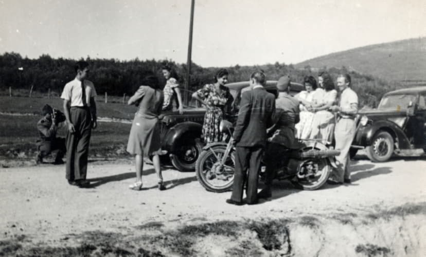 Mestská časť Radvaň. Pózovanie pri automobiloch.