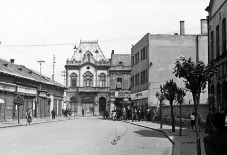 Street bustle. Leharova ulica Street.
