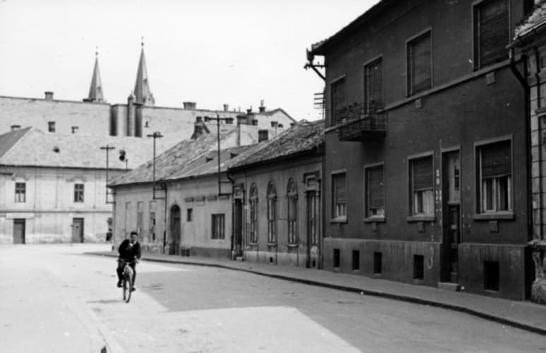 Street bustle. Ulica Biskupa Királya Street.