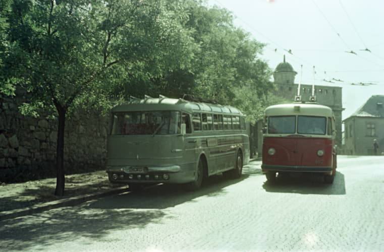 Turistický autobus a trolejbus.
