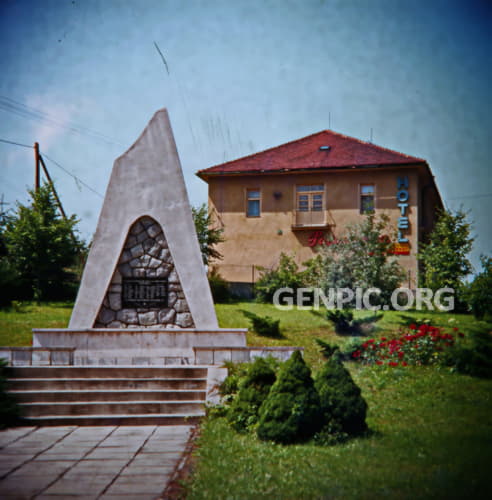 Pomník obetiam 1. a 2. svetovej vojny a Hotel Poludnica.