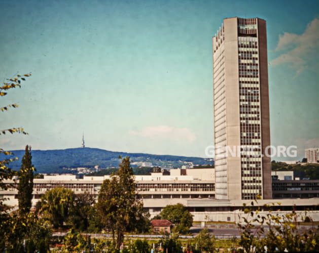 Budova slovenskej televízie - v pozadí Kamzík.