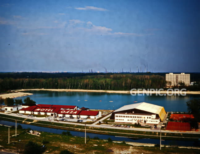 Motel Oáza pri jazere Veľký Draždiak - v pozadí Slovnaft.
