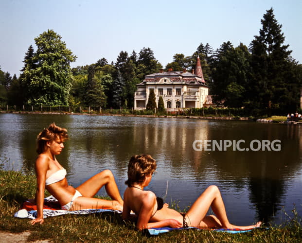 Janova Ves Manor hous - Sunbathing by the pond.