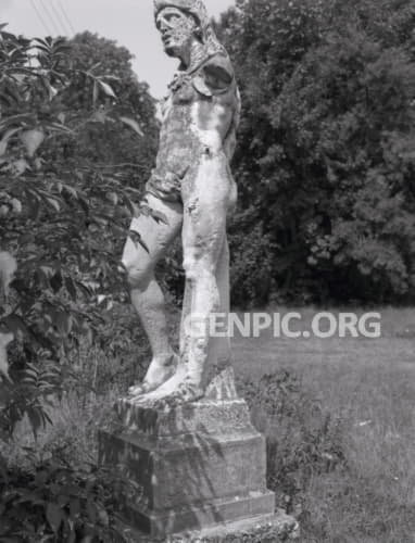 Herkules - poškodená socha.